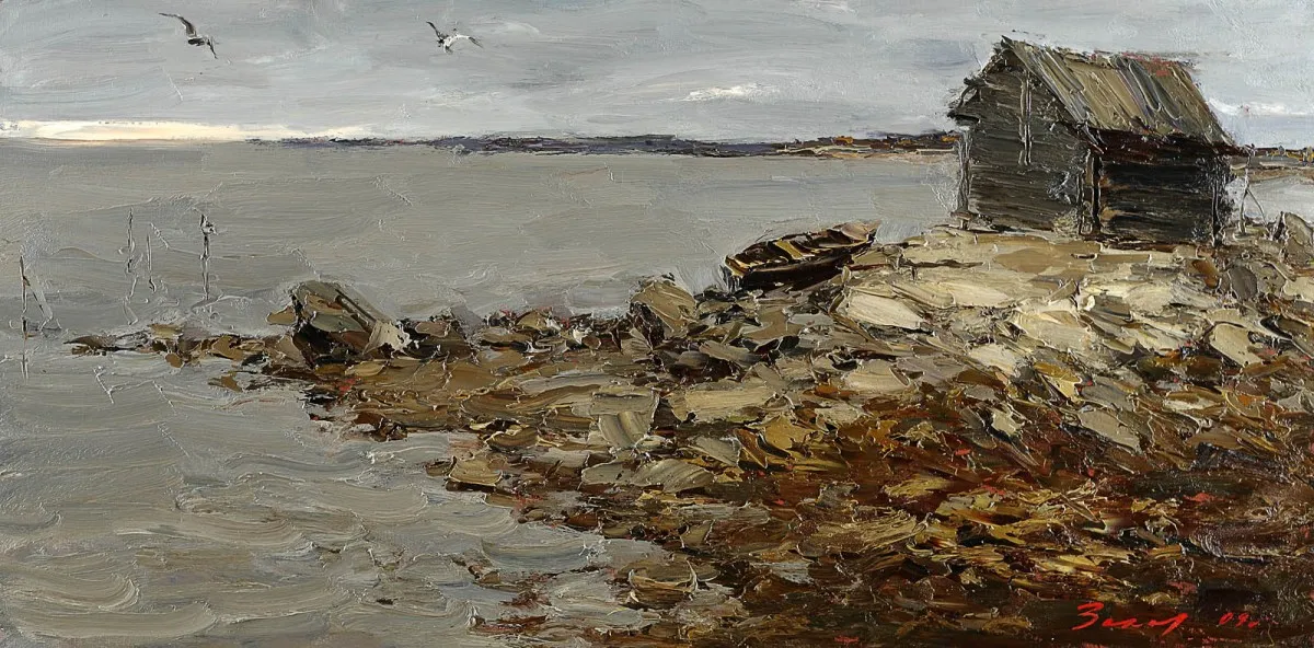 Картина „На берегу Белого моря“ (Андрей Захаров, масло, 50х100 см). Изображены скалистый берег Белого моря, старая деревянная изба, лодка, серое море, чайки в небе. Эксклюзивная художественная работа, идеально подойдёт для коллекционеров и украшения