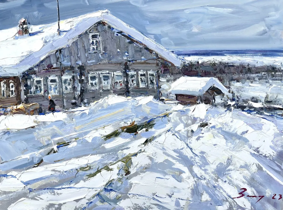 Картина „На краю села“ (Андрей Захаров, масло, 60х80 см). Изображены деревянный дом с заснеженной крышей, хозяйственные постройки, сугробы на фоне пасмурного неба. Эксклюзивная художественная работа, идеально подойдёт для коллекционеров и украшения и