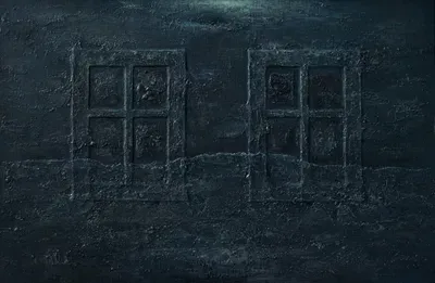 «Ночь (Окна)» — Михаил Кабан-Петров, холст, авторская техника, 72×100 см. Два окна, расчерченных крестом, на фактурной стене старого дома