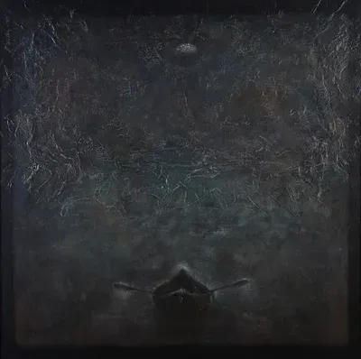 «Рыбак и ночь» — Михаил Кабан-Петров, 2005, холст, авторская техника, 125×125 см. Одинокая лодка на тёмной воде, свет над водой