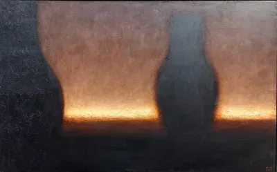 «Тень» — Михаил Кабан-Петров, холст, авторская техника, 75×120 см. Тёмные силуэты сосудов на тёплом фоне с горизонтальной светлой полосой