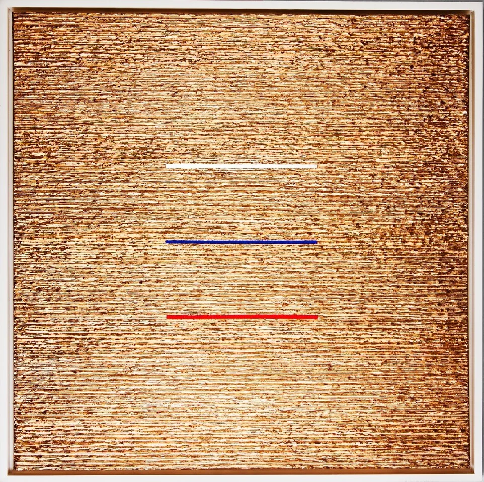 Картина „Триколор“ (Андрей Верещагин, масло на холсте, 100×100 см). Абстрактная композиция с тремя горизонтальными линиями (белый, синий, красный) на текстурированном золотом фоне. Эксклюзивная работа, воплощающая теорию триединства и систематическог