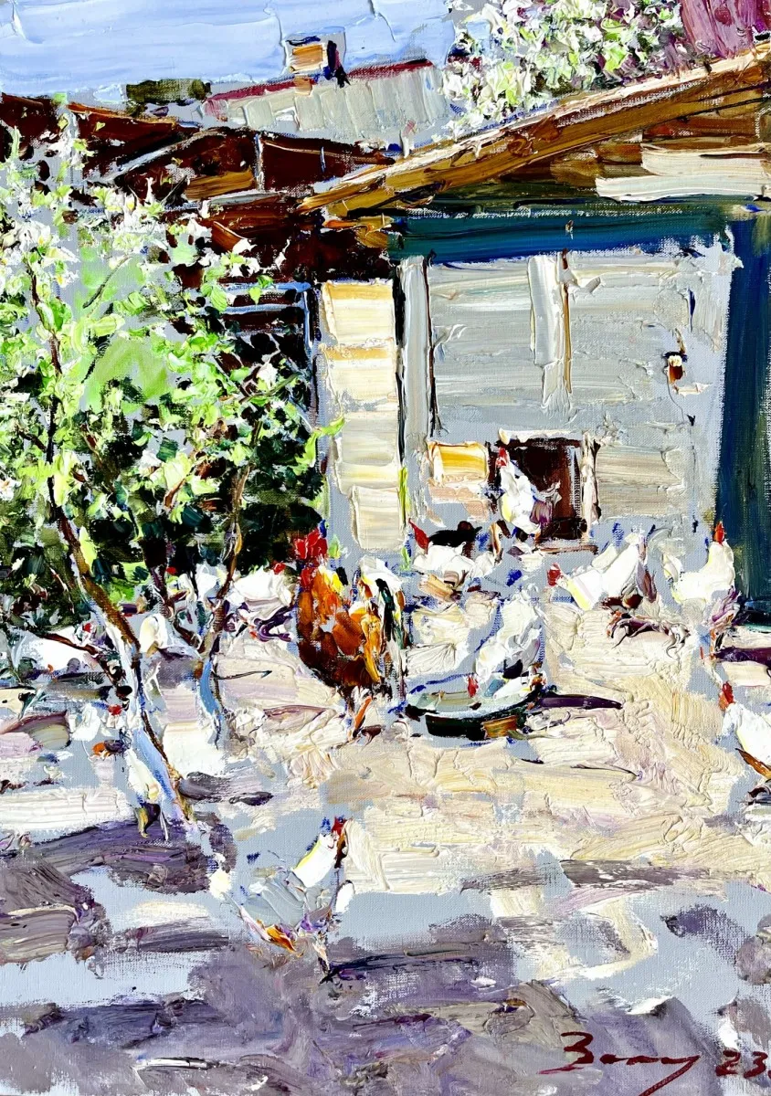 Картина „Во дворе“ (Андрей Захаров, масло, 70х50 см). Изображён сельский двор: куры, петух, деревянный сарай, зелёные деревья. Эксклюзивная художественная работа, идеально подойдёт для коллекционеров и украшения интерьера.